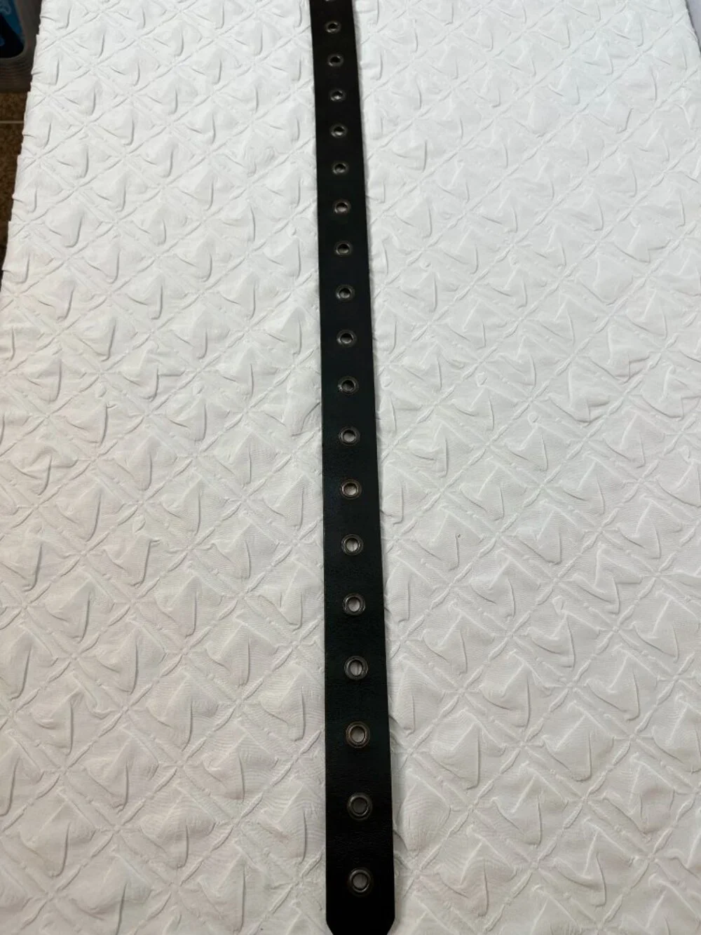 Levi’s Black Genuine Leather Single Grommet Belt Size 40 Western Preppy Utility